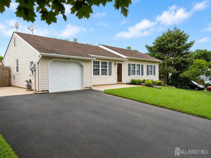 Property Photo:  3 Netherwood Circle  NJ 08820 