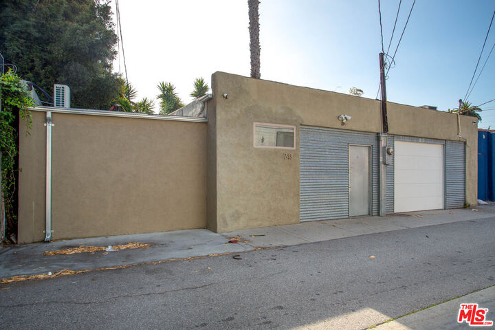 Property Photo: 748 N Citrus Ave CA 90038