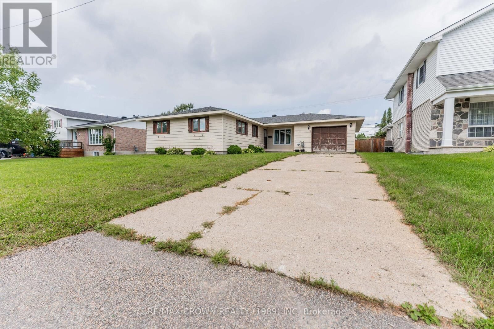 Property Photo:  3 Clark Street  ON P5N 1L3 