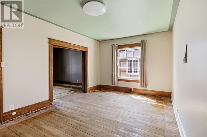 Property Photo:  233 Gloucester St  ON P6A 1N6 