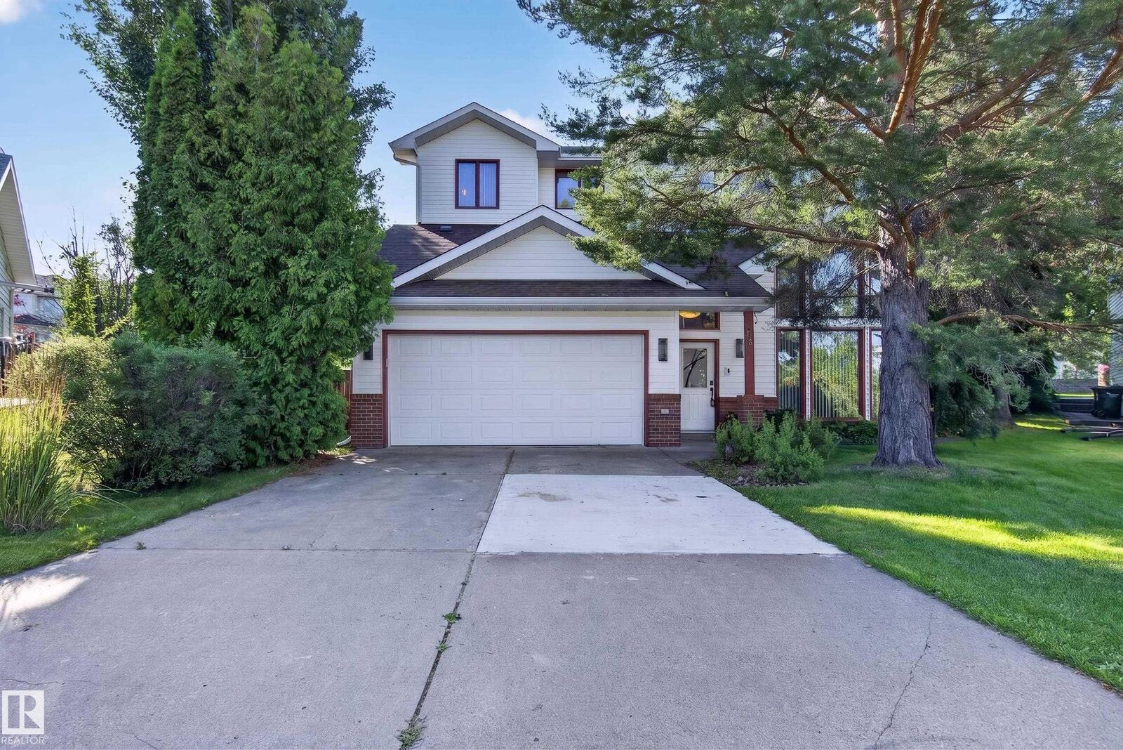 Property Photo: 15 Hickory Crescent AB T8A 5E9