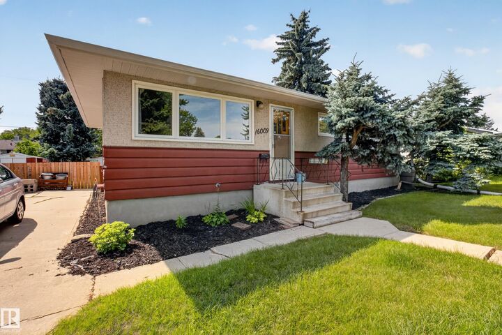 Photo de la propriété:  16009 93A Avenue NW  AB T5R 5J7 