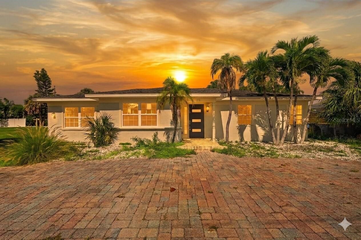 Property Photo:  870 Narcissus Avenue  FL 33767 