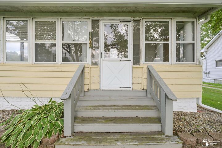 Property Photo:  1300 N Macomb St Street  MI 48162 