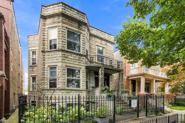 Property Photo:  3248 N Oakley Avenue  IL 60618 