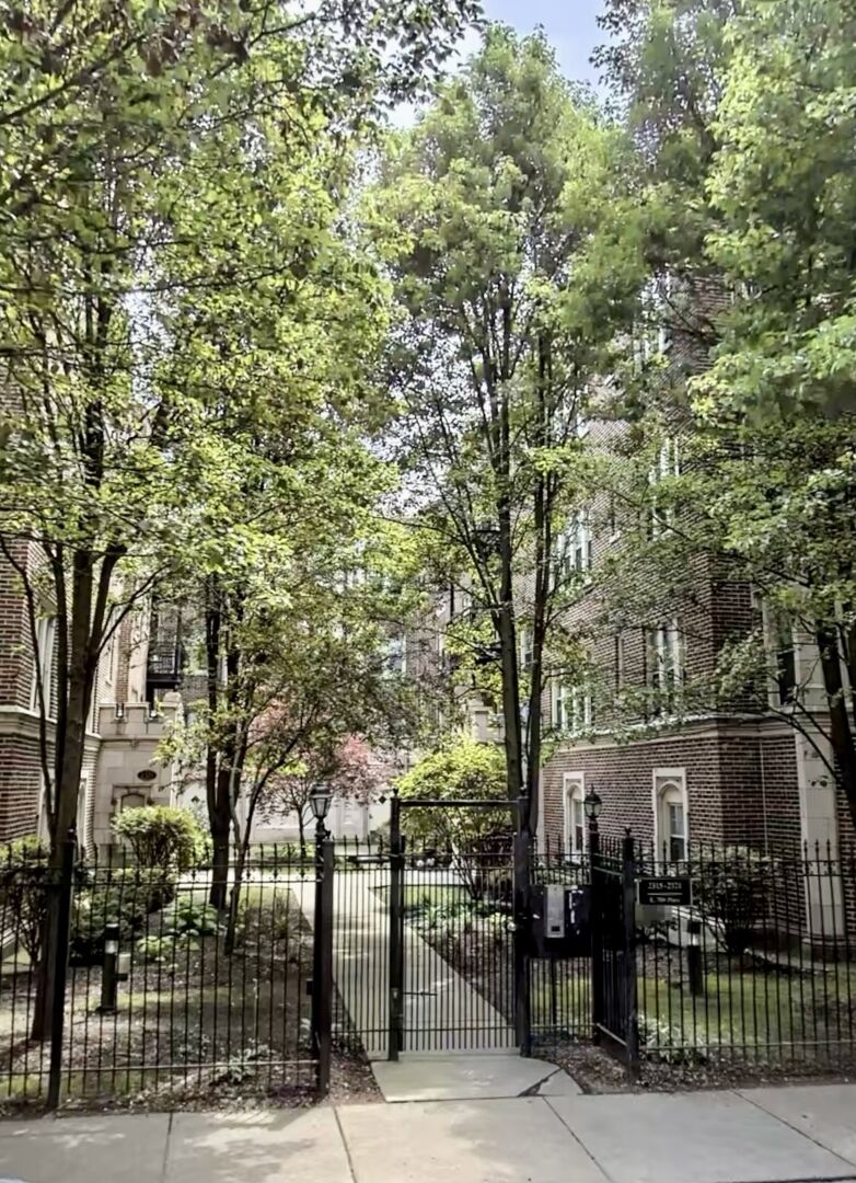 Property Photo:  2315 E 70th Place 213  IL 60649 