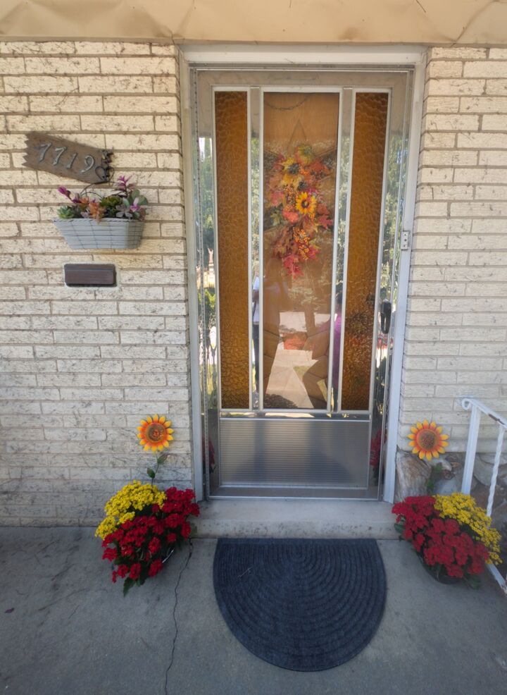Property Photo: 7719 W Jarvis Avenue IL 60631