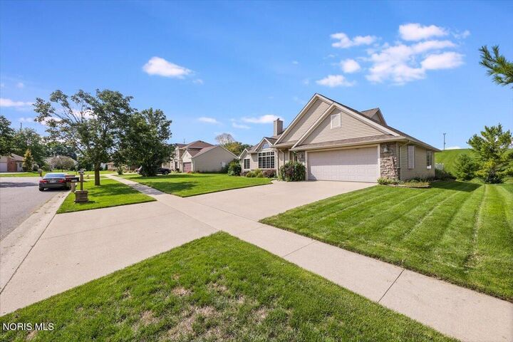 Property Photo:  709 Parkside Drive  OH 43567 