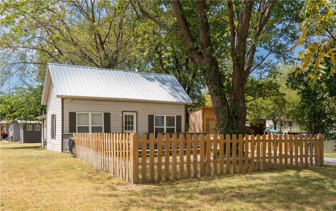 Property Photo: 311 SW 3rd Avenue AR 72736
