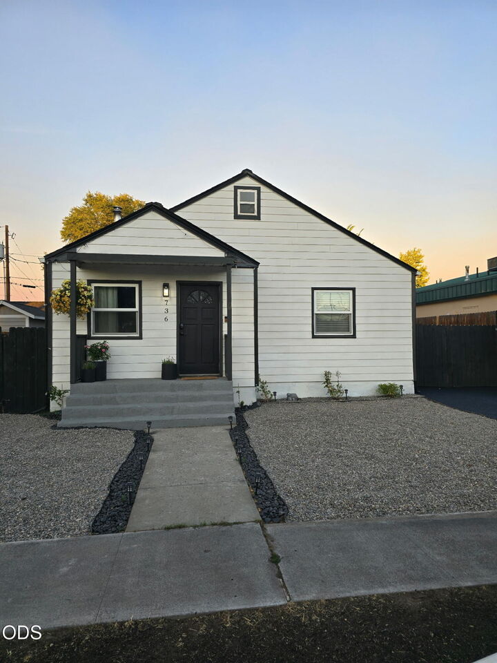 Property Photo:  736 SW 10th Street  OR 97756 