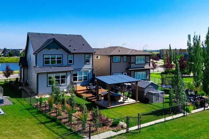 Property Photo:  236 Hillcrest Drive SW  AB T4B 4C5 