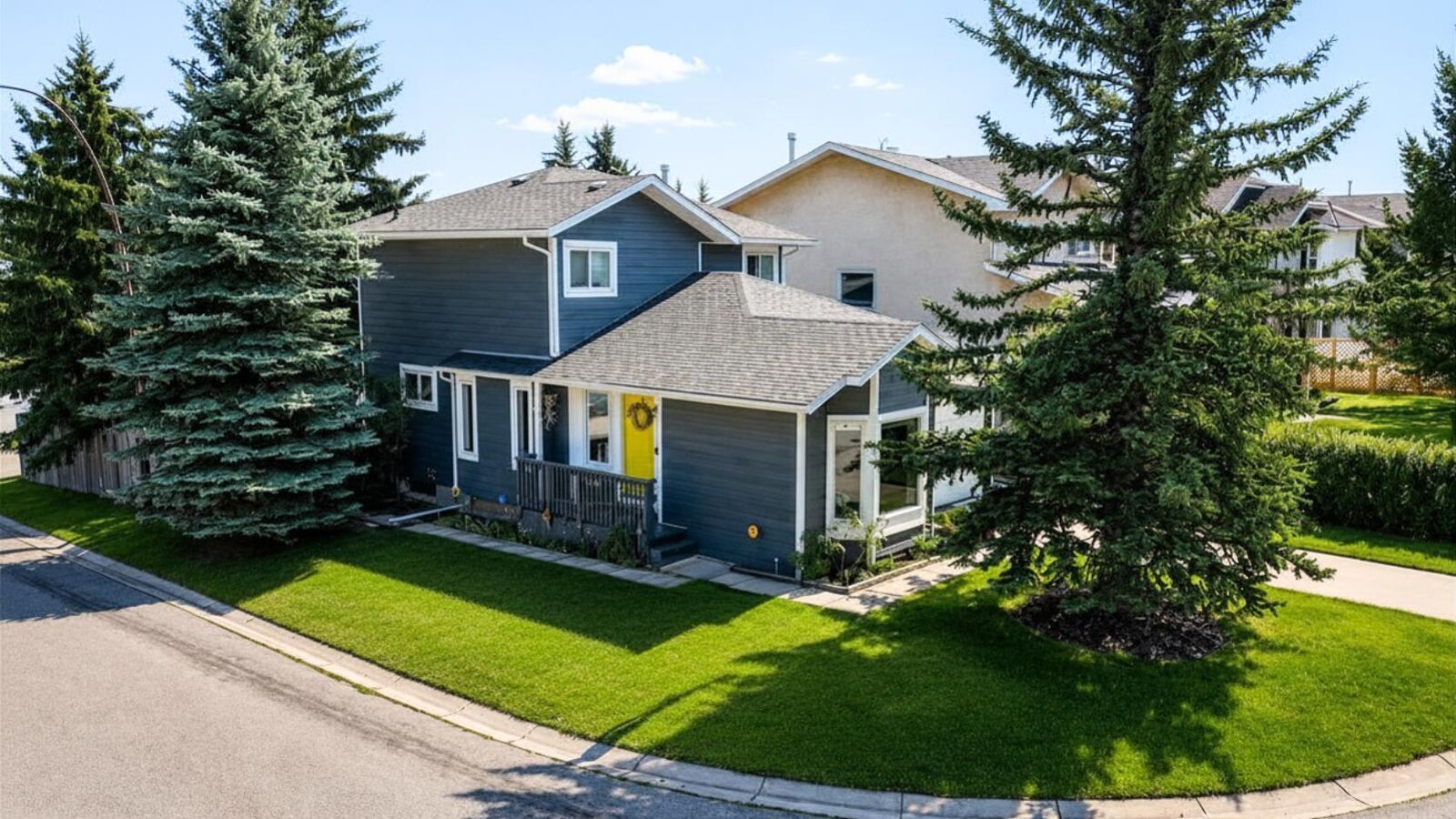 Property Photo:  83 Millrise Crescent SW  AB T2Y 2E4 