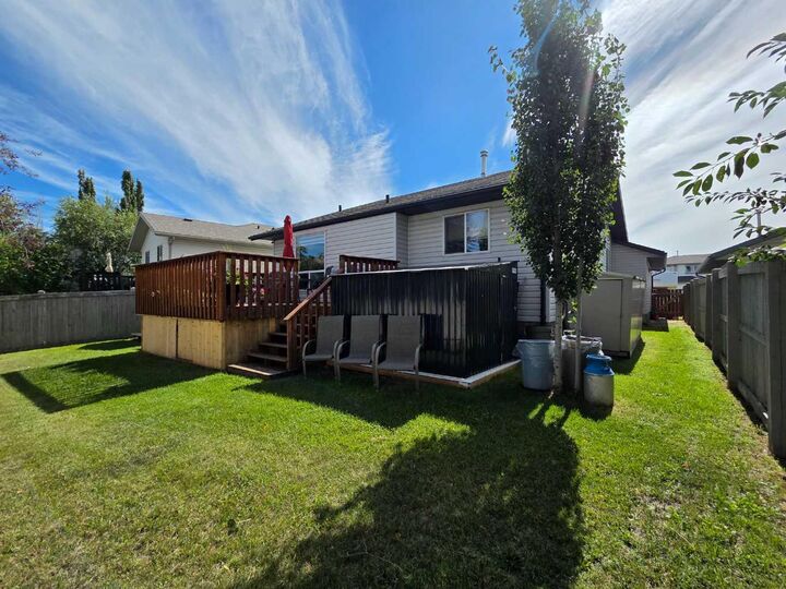 Property Photo: 37 Pinnacle Crescent AB T8W 2P6