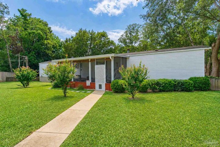 Property Photo: 5105 Central Dr FL 32571