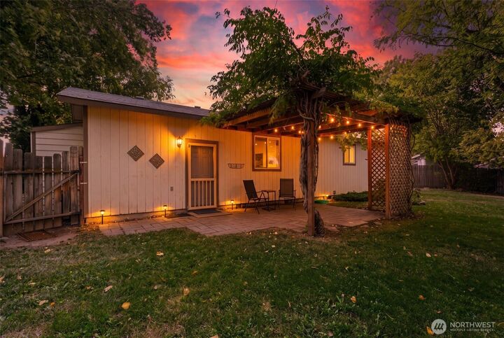 Property Photo:  709 E White Birch Avenue  WA 98926 