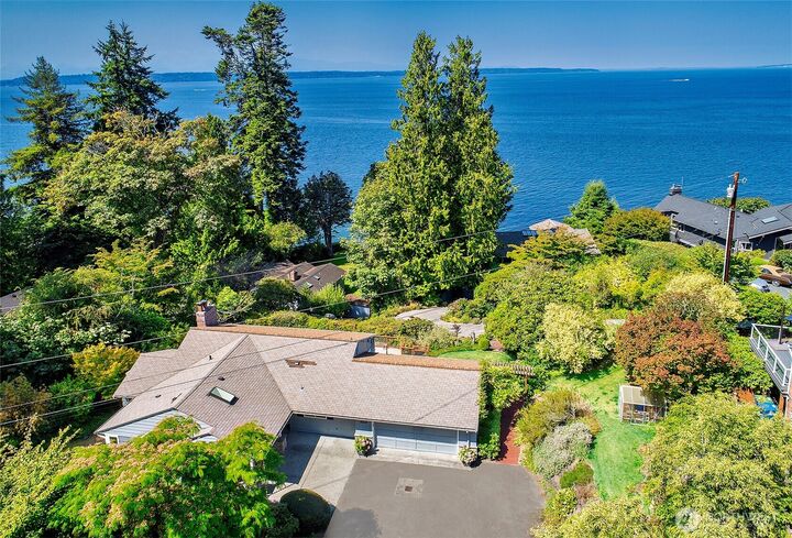 Property Photo: 18516 Soundview Place WA 98020