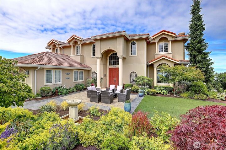 Property Photo: 1009 Kingswood Drive WA 98282