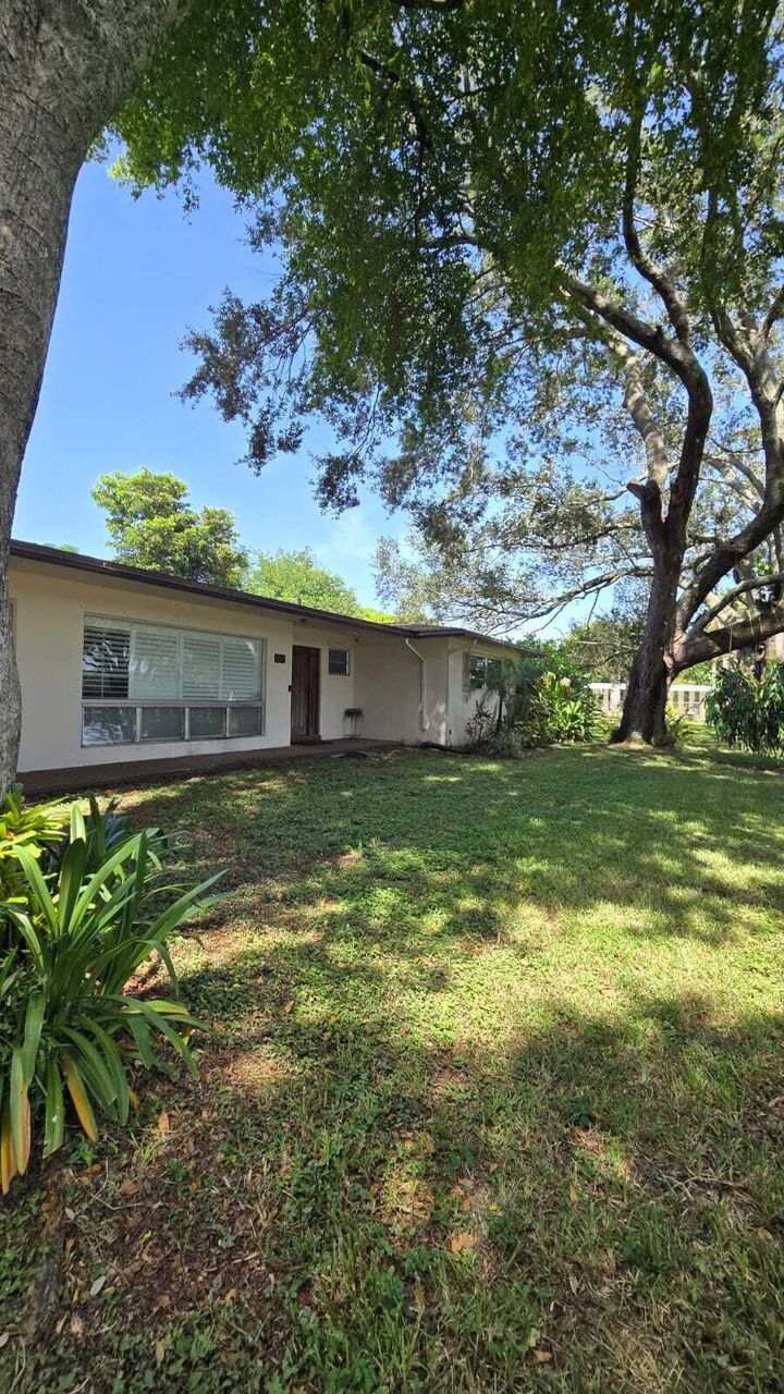 Property Photo:  4511 E Country Club Circle  FL 33317 
