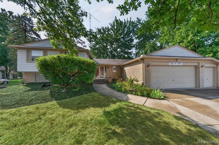 Property Photo:  6611 Cottonwood Knoll Court  MI 48322 