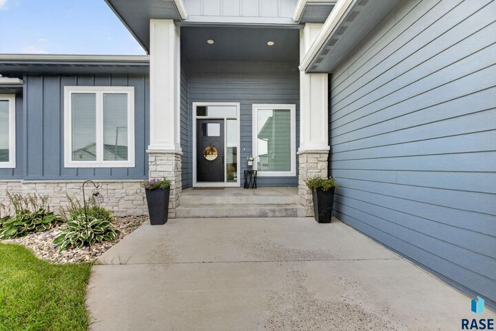 Property Photo: 7428 E Twin Pines Ct SD 57110