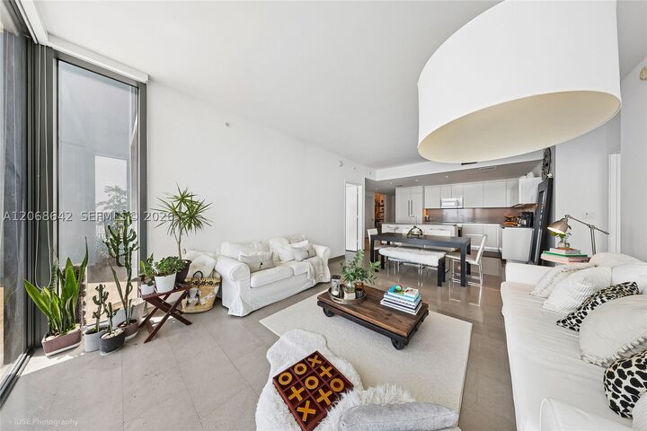 Property Photo:  68 SE 6th St 2909  FL 33131 