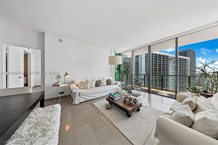 Property Photo:  68 SE 6th St 2909  FL 33131 