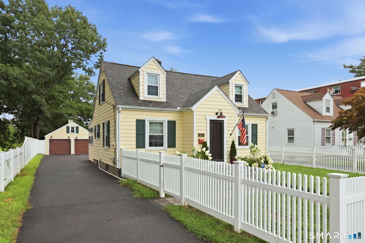 Property Photo:  134 Oakwood Avenue  CT 06119 