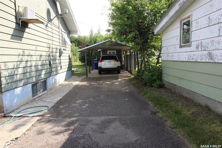 Property Photo:  656 4th Street W  SK S0N 2M0 