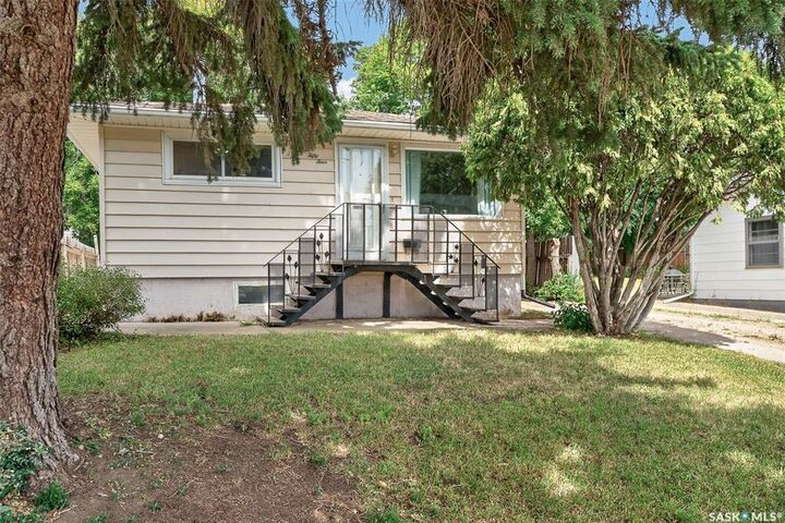 1054 Stadacona Street W — photo 1
