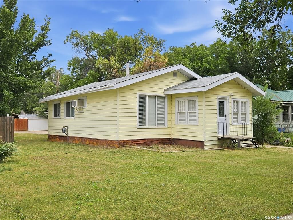 Property Photo: 113 4th Avenue E SK S0L 2V0