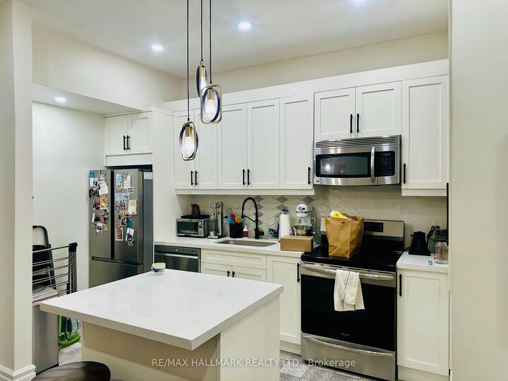 Property Photo:  7 Bernard Avenue 2  ON M5R 1R3 