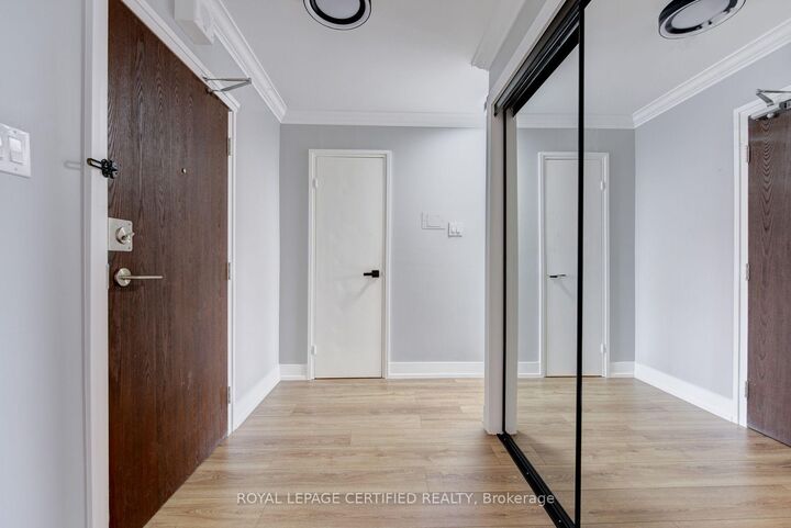 Property Photo: 3170 Kirwin Avenue 301 ON L5A 3R1