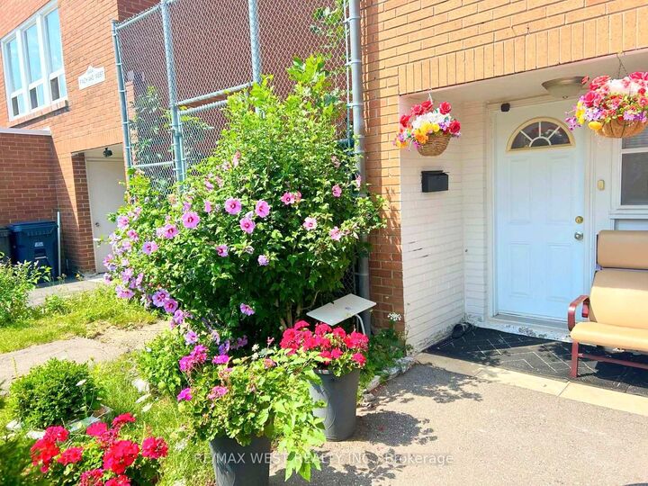 Property Photo: 6458 Finch Avenue W 134 ON M9V 1T4