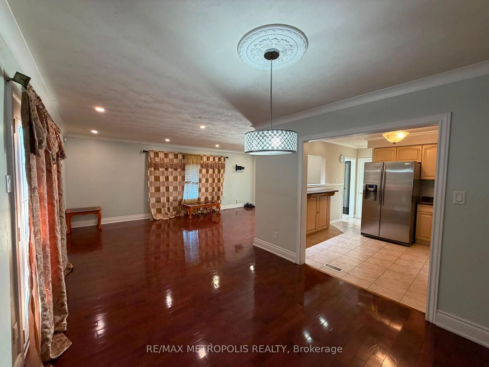 Property Photo:  37 Carlyle Crescent Upper  ON L6W 2Y9 