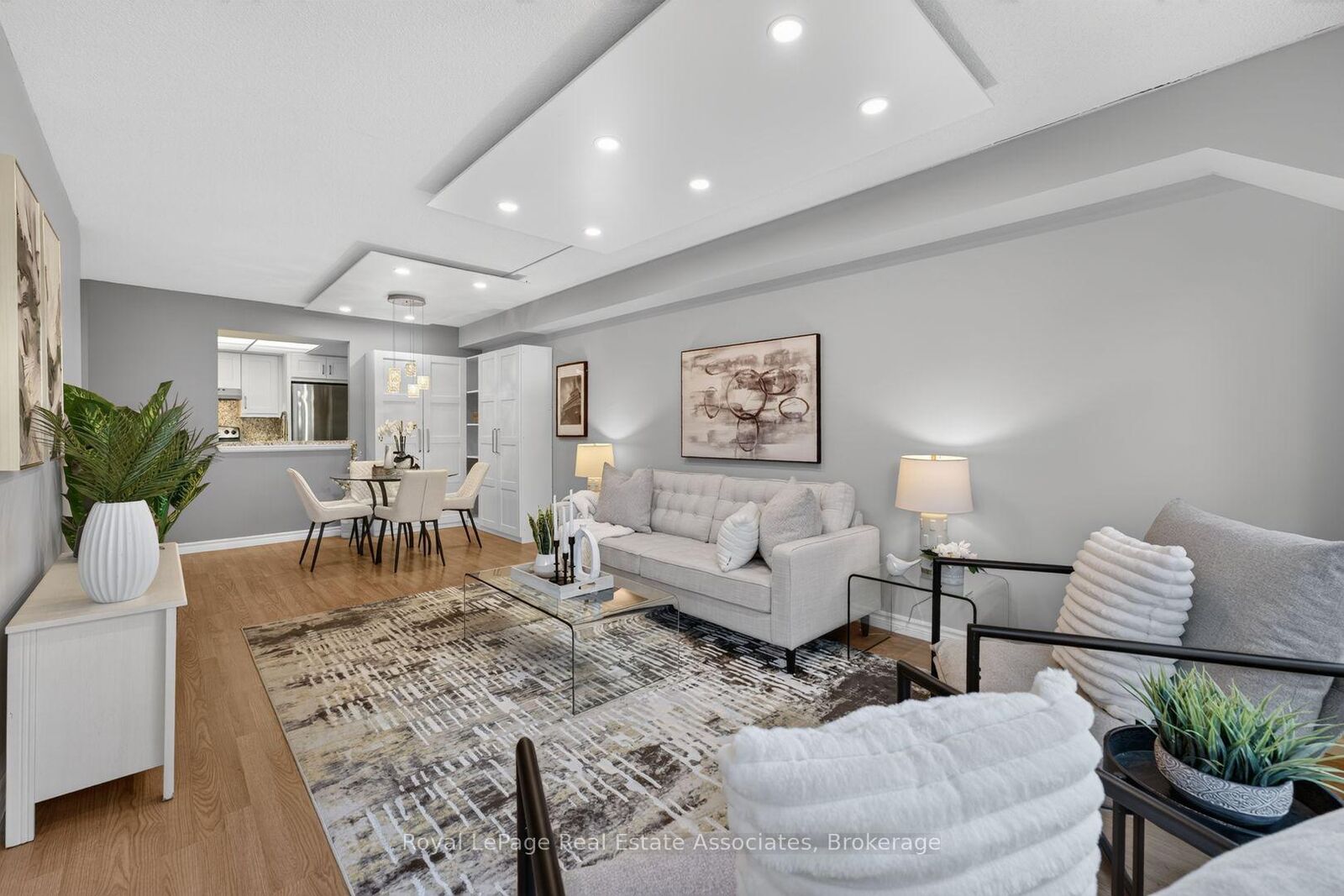 Property Photo:  1001 Cedarglen Gate 221  ON L5C 4R2 