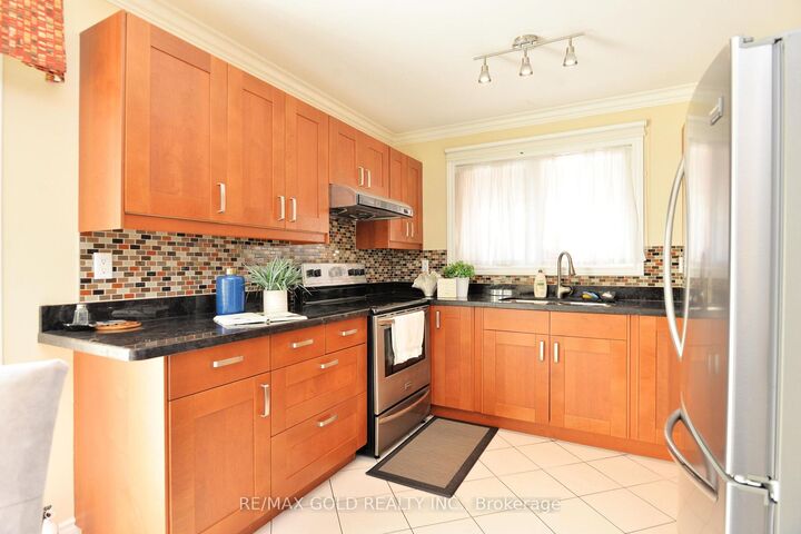 Property Photo: 4284 Sawmill Valley Drive ON L5L 3M9