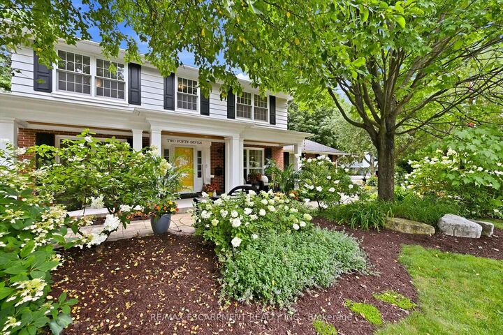 247 Linwood Crescent — photo 1