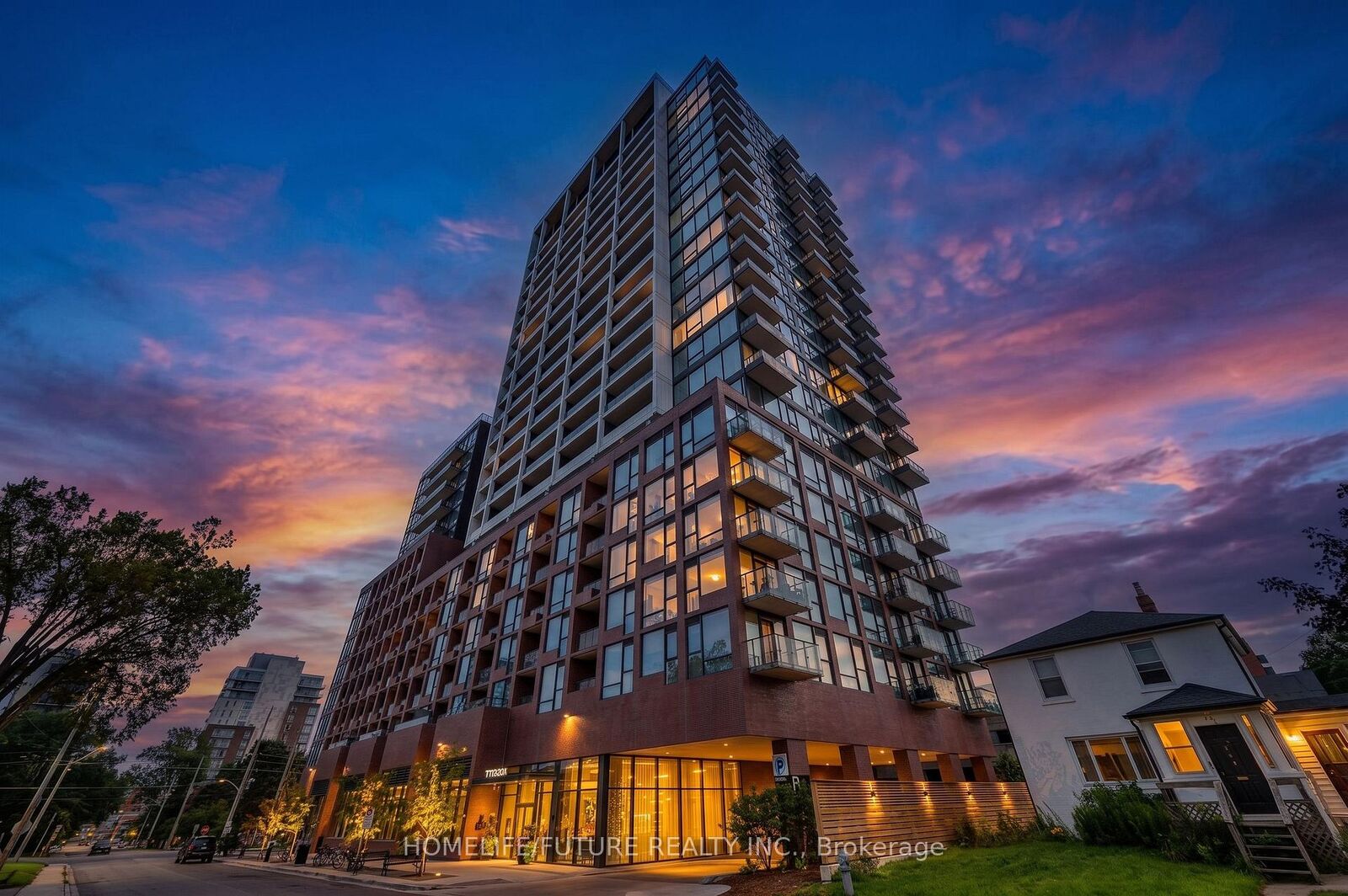 Property Photo: 28 Ann Street 208 ON L5G 0E1