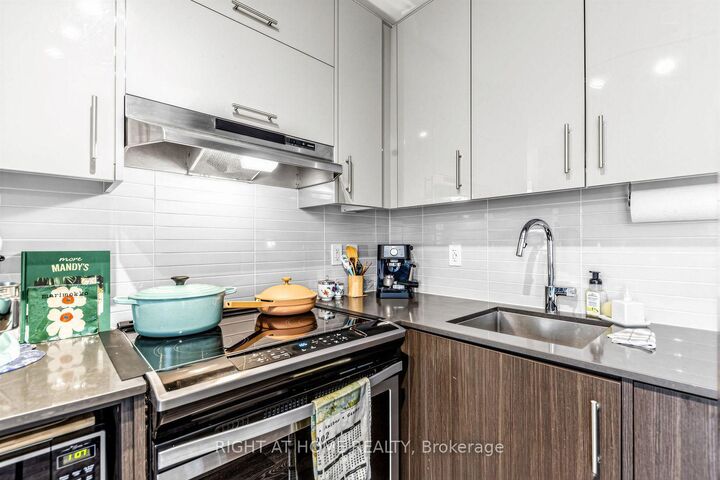 Property Photo: 180 Fairview Mall Drive 202 ON M2J 0G4