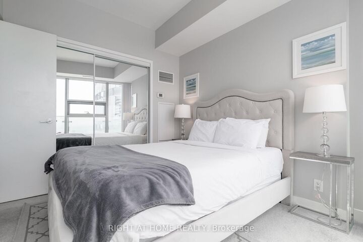 Property Photo: 14 York Street 5606 ON M5J 0B1