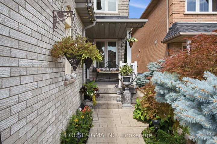 Property Photo: 902 Applecroft Circle ON L5V 2A7