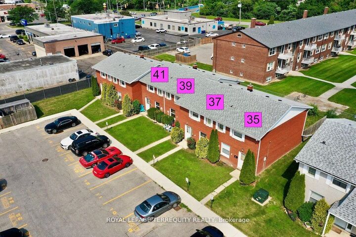 Property Photo:  39 Orchard Place  ON N7M 1A6 