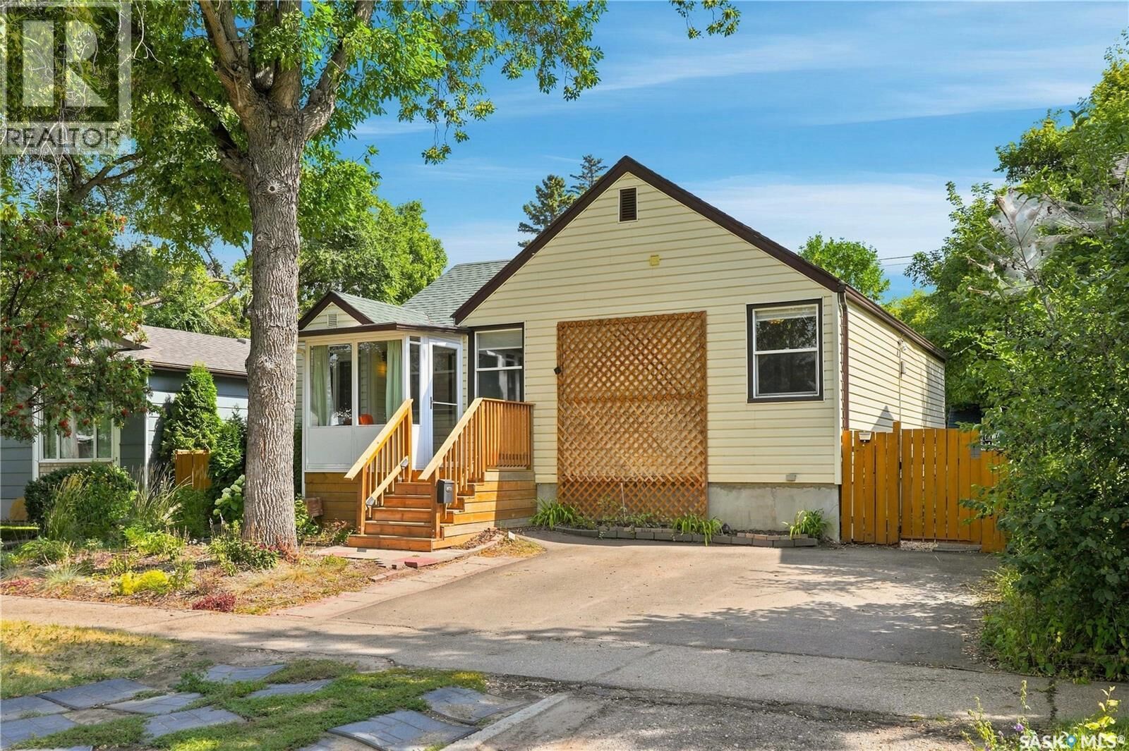 Property Photo: 2213 Coy Avenue SK S7M 0J4