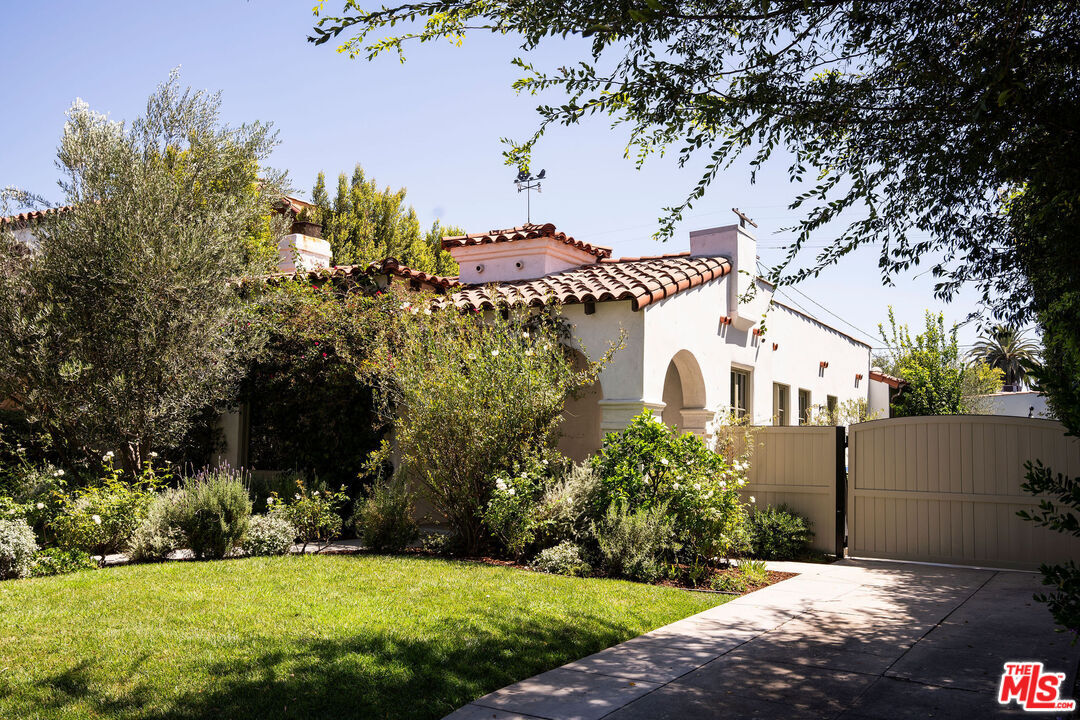 Property Photo:  1654 Stearns Dr  CA 90035 