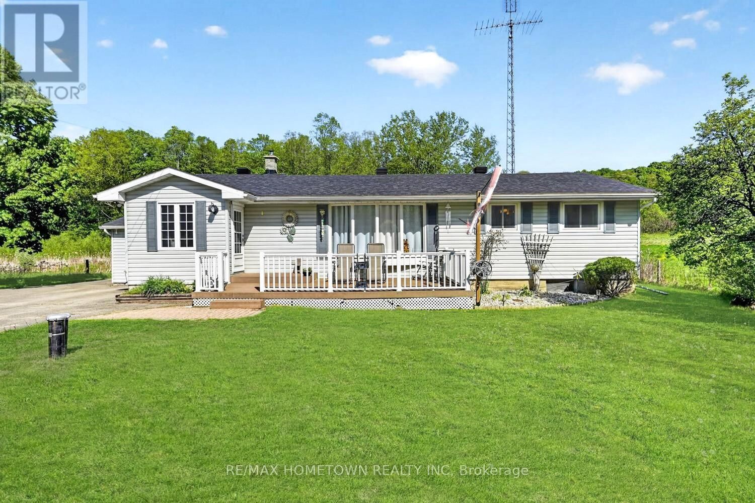 Property Photo:  1404 Hallecks Road East  ON K6V 5T3 