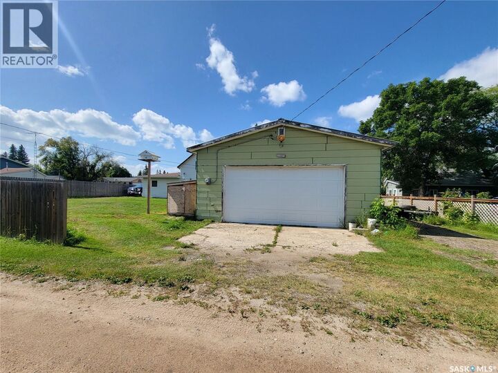 Property Photo: 118 2nd Street W SK S0M 2T0