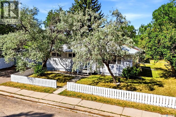 Property Photo:  1410 4th Avenue N  SK S4R 0T1 