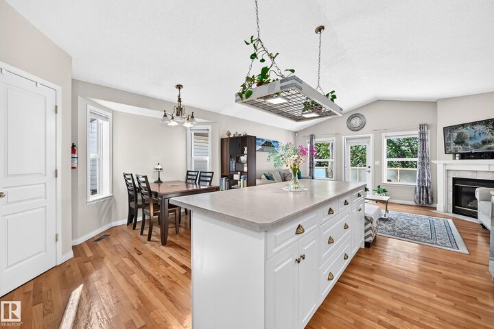 4210 37 Avenue NW — photo 1