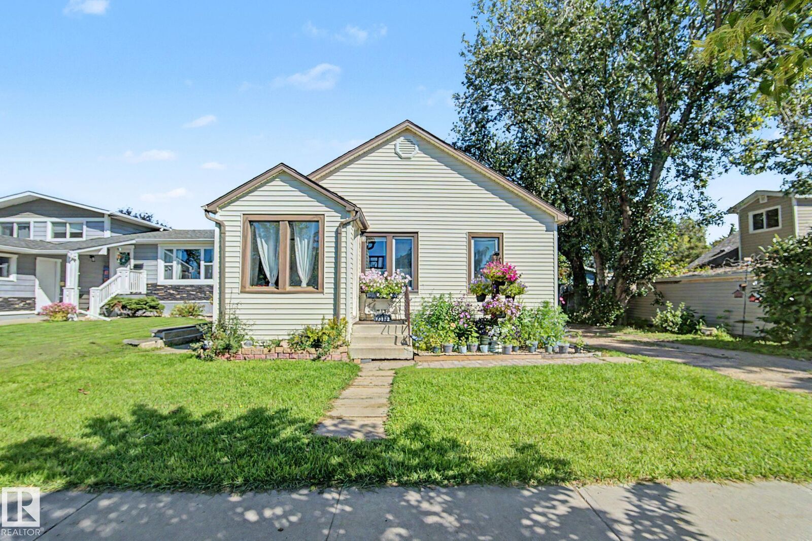 Property Photo:  10112 102 Ave  AB T8R 1A7 