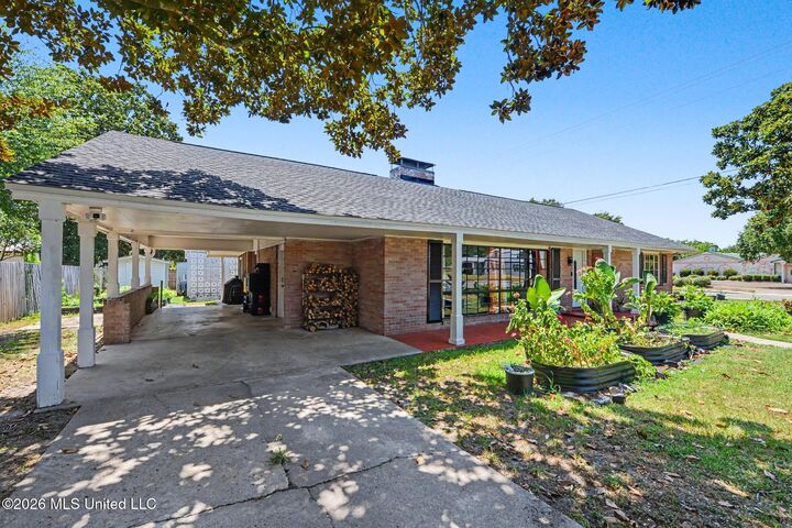 Property Photo:  1095 Columbus Street  MS 39530 